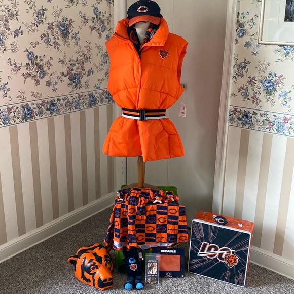 Chicago Bears Fan Package!! NWT puffer vest in L, foam hat, cap, shorts & more! - Picture 1 of 17